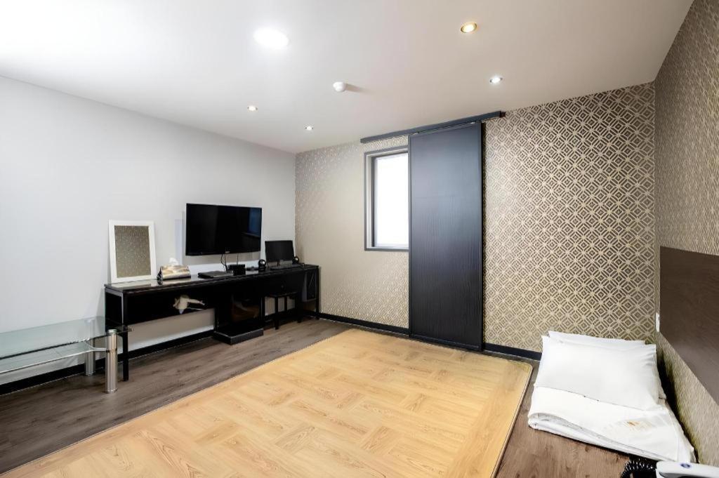 M7 Business Hotel Chilgok Экстерьер фото