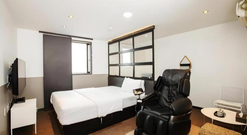 M7 Business Hotel Chilgok Экстерьер фото