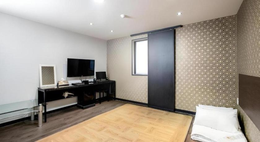 M7 Business Hotel Chilgok Экстерьер фото